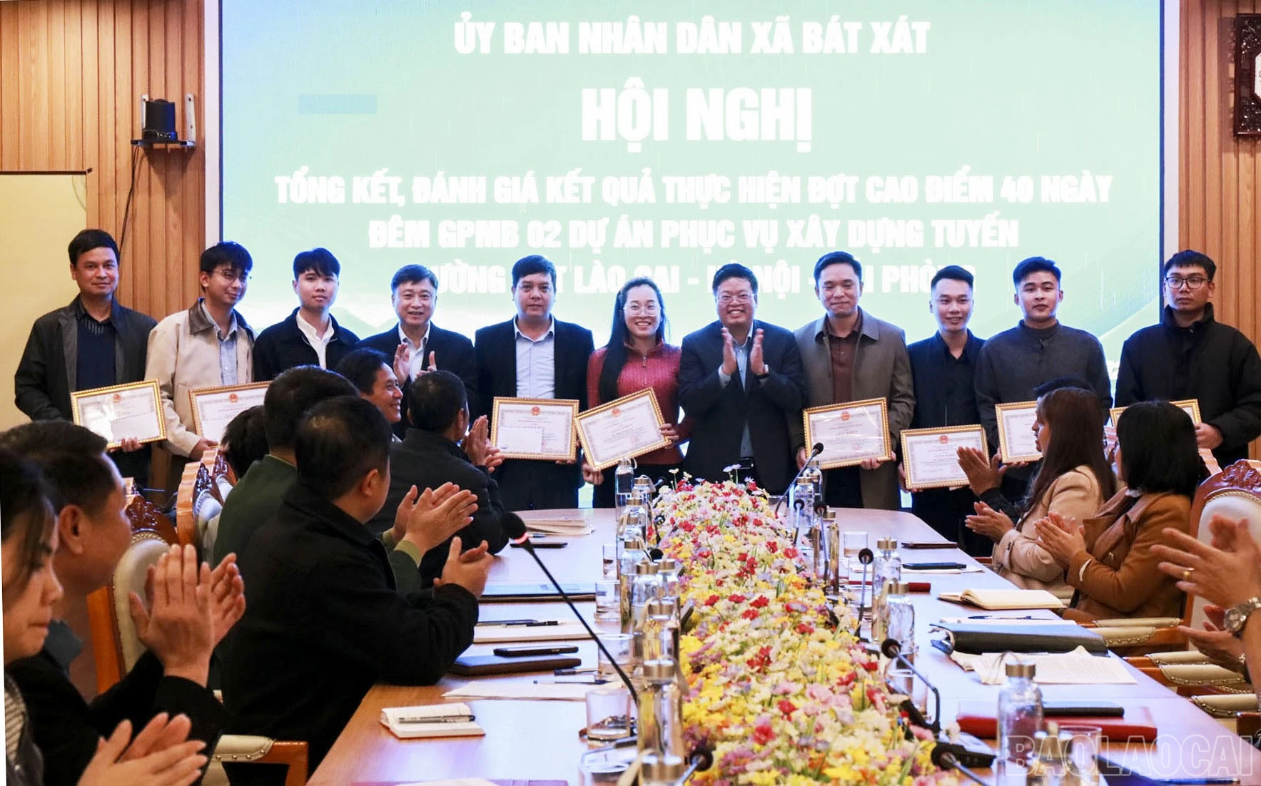 baolaocai-br_khen-thuong-cho-cac-ca-nhan-tieu-bieu-trong-thuc-hien-nhiem-vu-dot-cao-diem.jpg