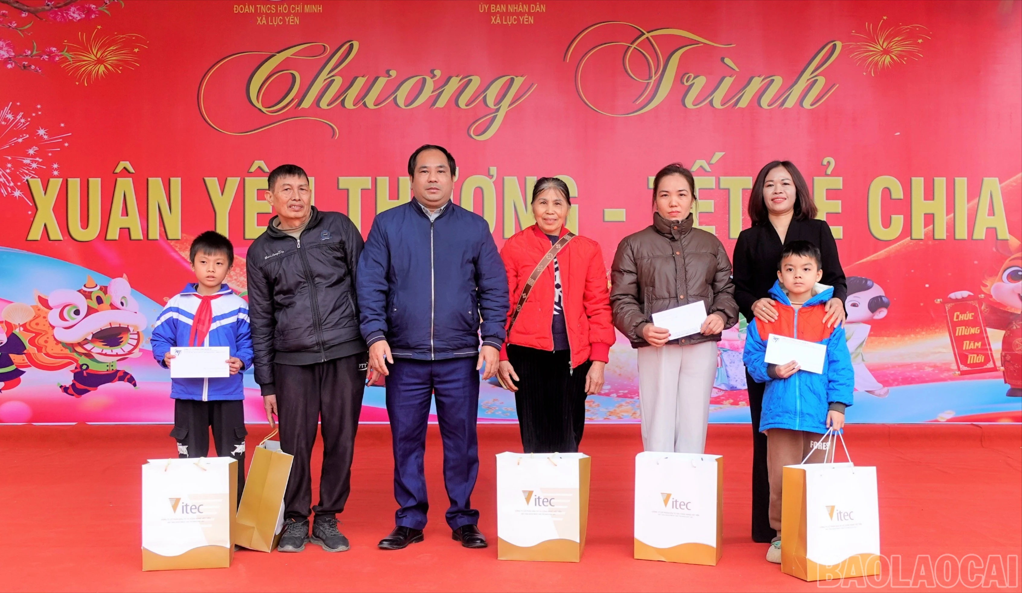 baolaocai-br_chu-tich-ubnd-xa-hoang-trung-hai-trao-qua-tet-1297.jpg