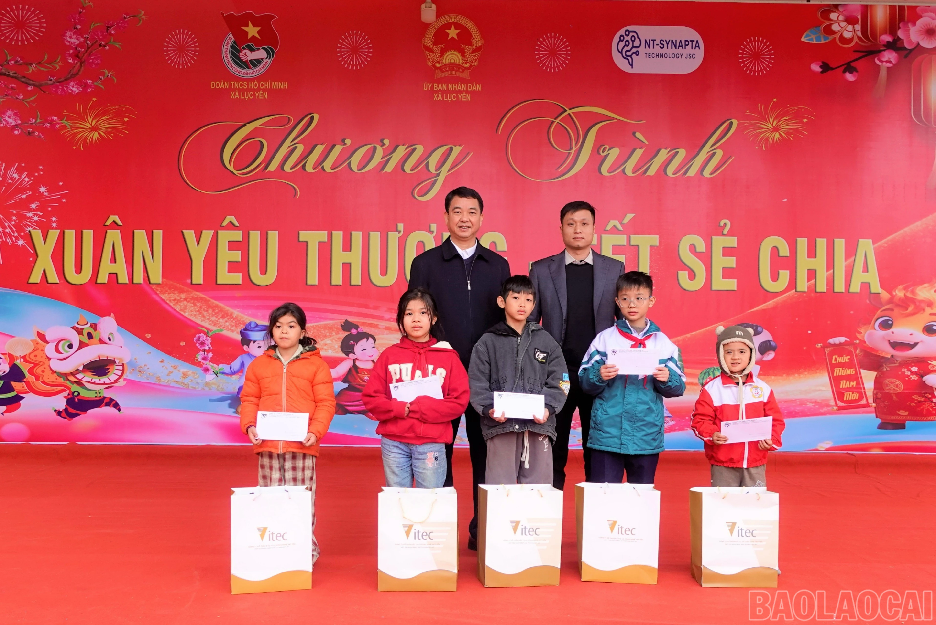 baolaocai-br_bi-thu-dang-uy-xa-luc-yen-dinh-khac-yen-va-dai-dien-cong-ty-co-phan-cong-nghe-nt-synapta-trao-qua-cho-cac-em-hoc-sinh-hoan-canh-kho-khan-9333.jpg