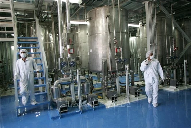 Kỹ thuật viên Iran kiểm tra các thiết bị tại cơ sở làm giàu urani Isfahan, cách thủ đô Tehran 420 km về phía Nam.