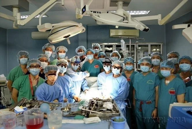 Kíp phẫu thuật của Bệnh viện Quân y 103 thực hiện thành công ca ghép phổi đầu tiên từ người sống, ngày 21/2/2017.
