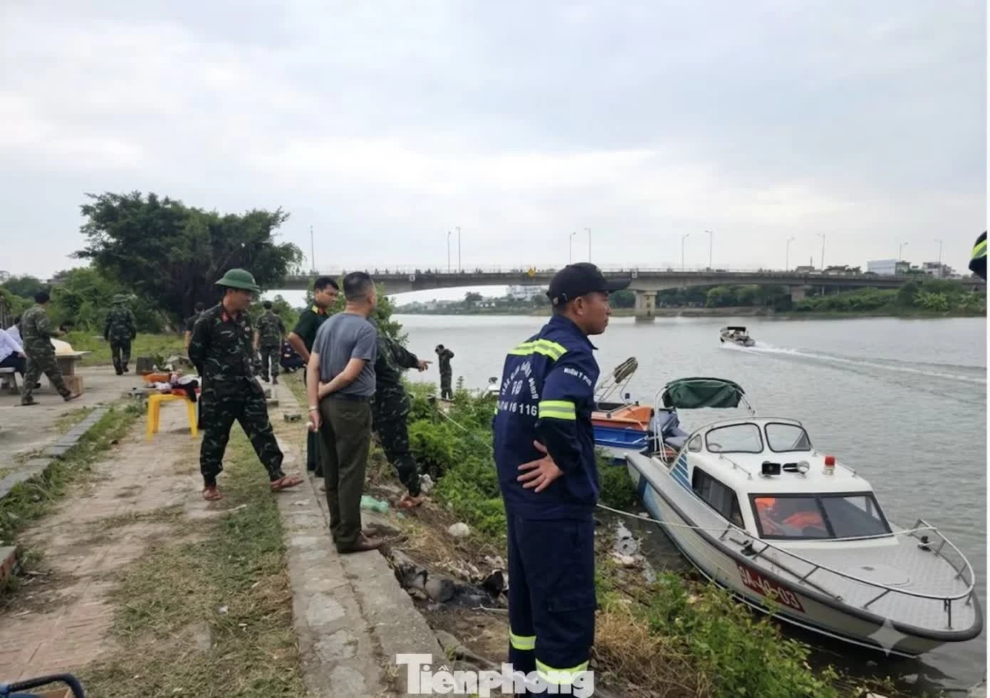 Lực lượng cứu hộ quyết tâm tìm kiếm không bỏ qua bất cứ manh mối nào. Ảnh: V.Q.