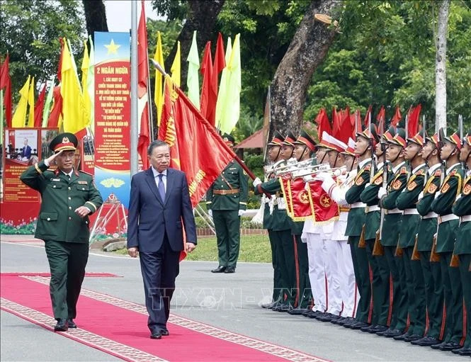 Tổng Bí thư, Chủ tịch nước Tô Lâm, Bí thư Quân uỷ Trung ương thăm, làm việc với Sư đoàn bộ binh cơ giới 308, Quân đoàn 12. Ảnh: Thống Nhất/TTXVN