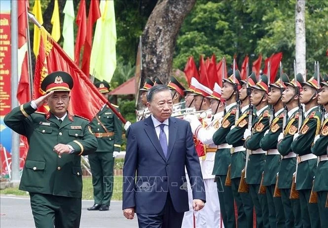 Tổng Bí thư, Chủ tịch nước Tô Lâm, Bí thư Quân uỷ Trung ương thăm, làm việc với Sư đoàn bộ binh cơ giới 308, Quân đoàn 12. Ảnh: Thống Nhất/TTXVN