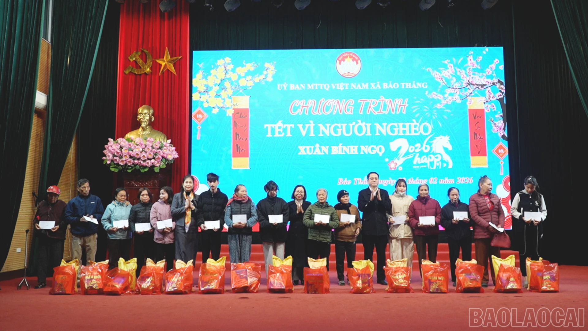 baolaocai-br_trao-qua-cho-cac-ho-ngheo-8345.png