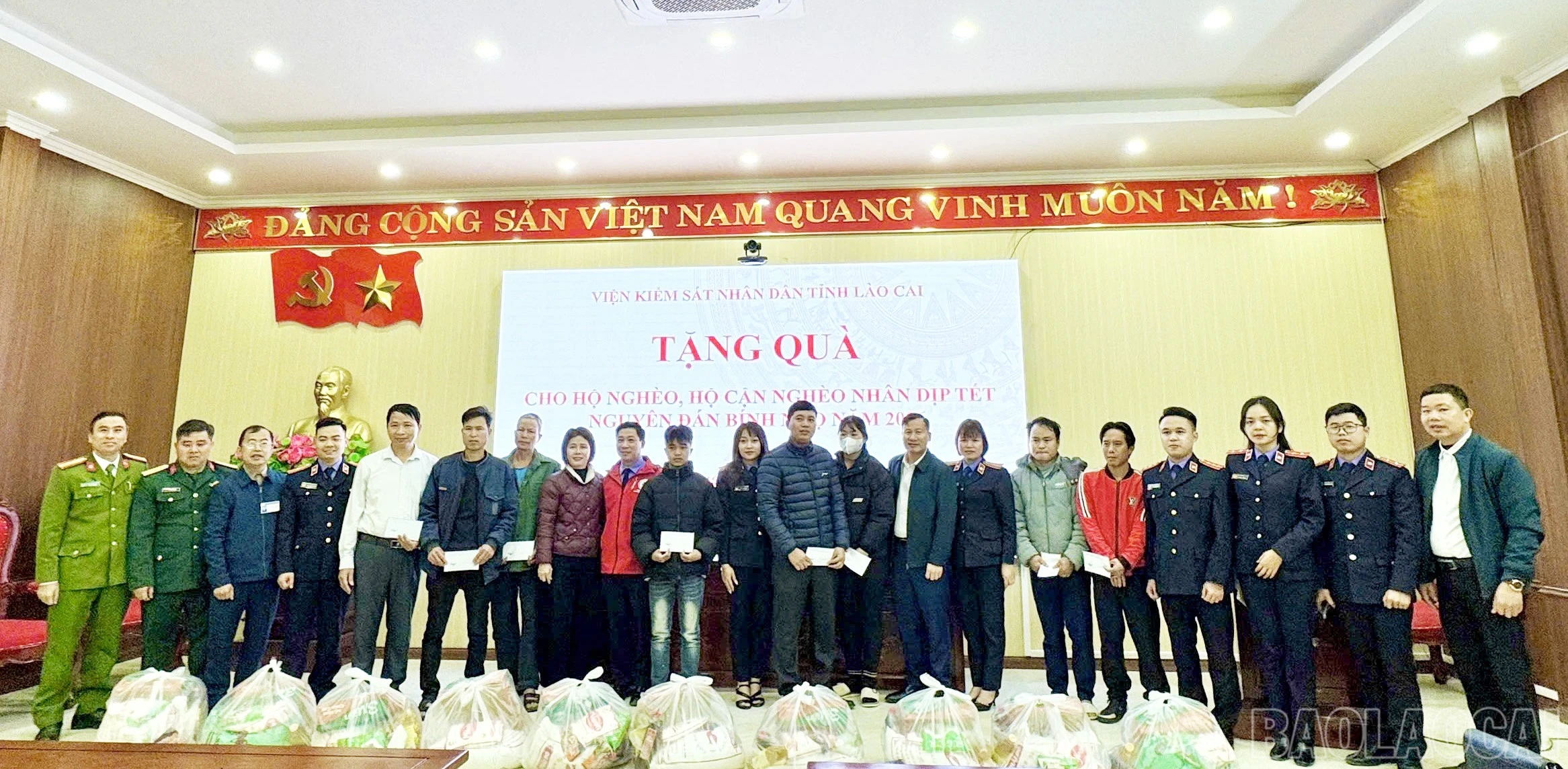baolaocai-br_vien-kiem-sat-trao-qua.jpg