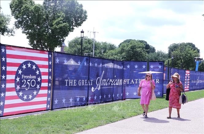 Du khách đi giữa trời nắng tại khu vực National Mall (Quảng trường Quốc gia) ở thủ đô Washington D.C. Ảnh: Ngọc Quang/PV TTXVN tại Mỹ