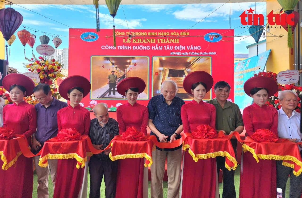 Các đại biểu cắt băng khánh thành tàu điện dát vàng tại Hà Nội.