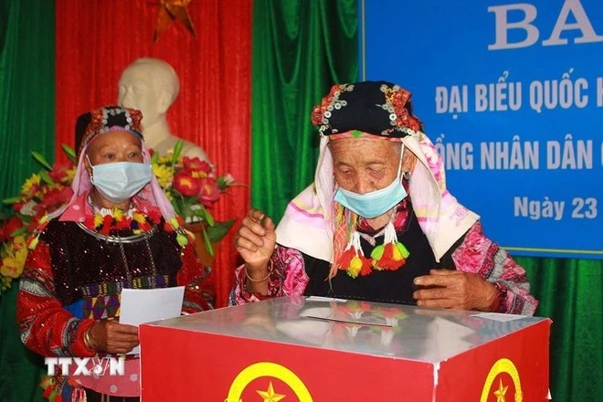 Cử tri bỏ phiếu bầu cử Đại biểu Quốc hội khóa XV và Hội đồng Nhân dân các cấp nhiệm kỳ 2021-2026.