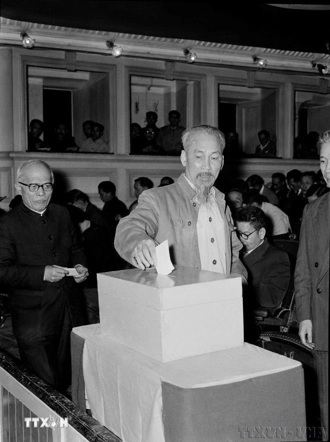 Chủ tịch Hồ Chí Minh bỏ lá phiếu đầu tiên bầu Ban Thường trực Quốc hội mới tại Kỳ họp thứ 6, Quốc hội khóa I.