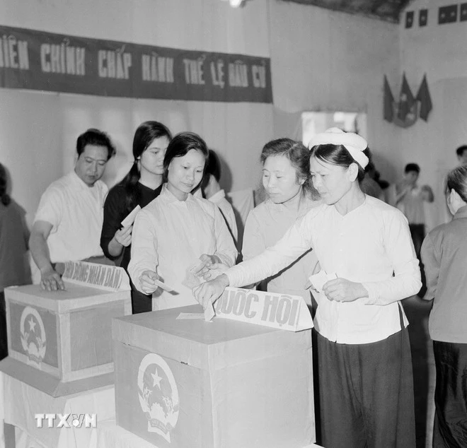 Nhân dân tập thể Kim Liên, Hà Nội bỏ phiếu bầu cử đại biểu Quốc hội khóa V. (Ảnh: TTXVN)