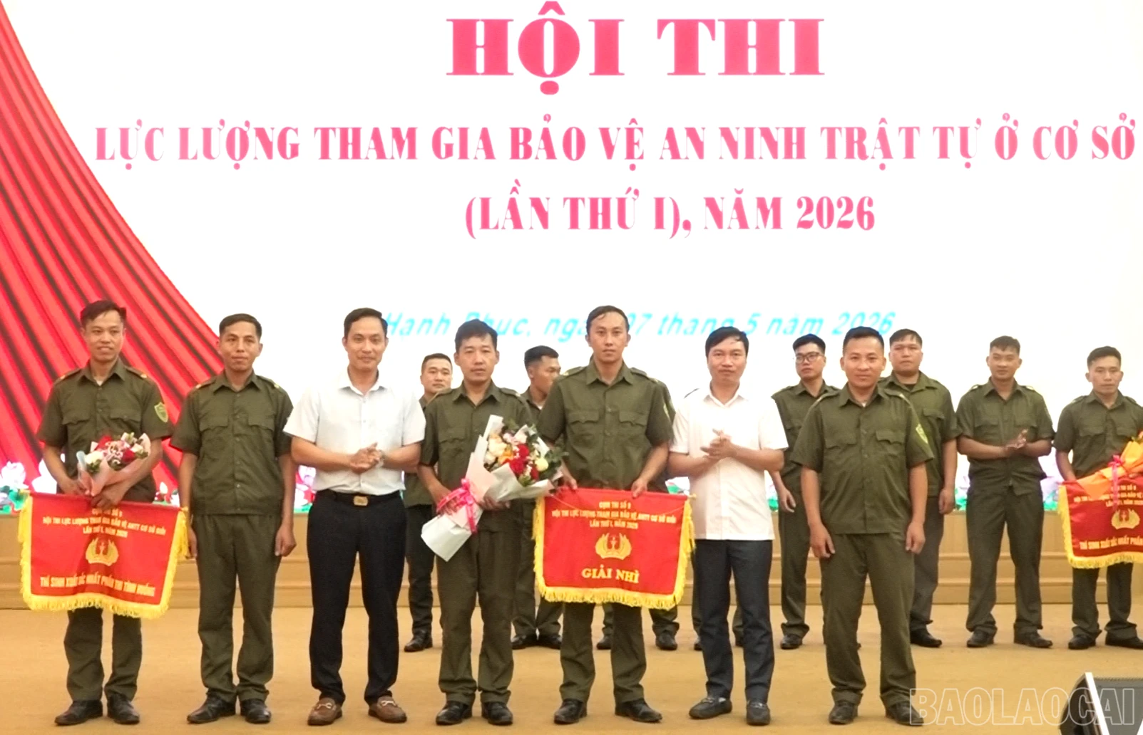 Ban tổ chức trao giải Nhì cho đội xã Phình Hồ.