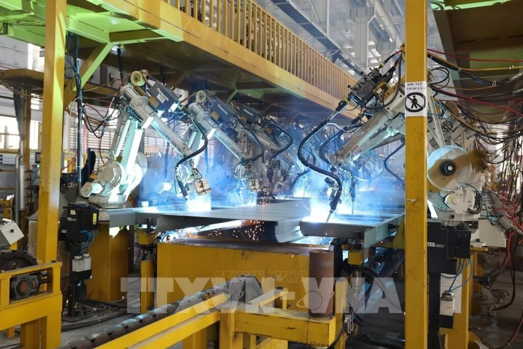 Robot hàn kim loại tại dây chuyền sản xuất container của Công ty Cổ phần sản xuất container Hòa Phát.