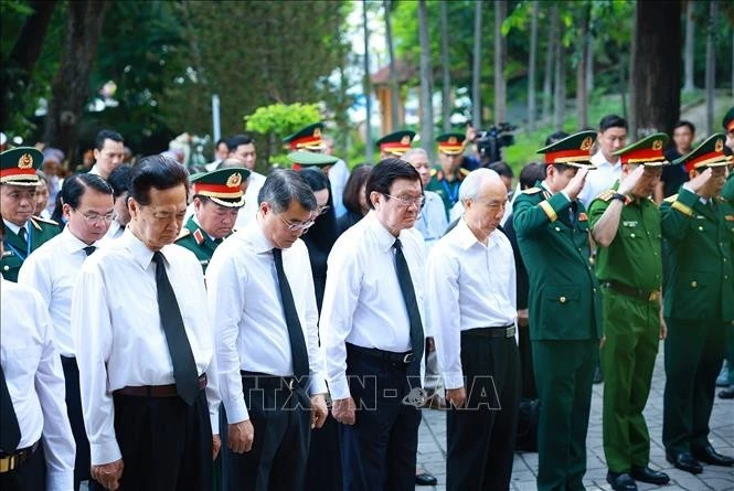 Thủ tướng Chính phủ Lê Minh Hưng dâng hoa, dâng hương tại tượng đài Cố Tổng Bí thư Trần Phú và Bia tưởng niệm các Anh hùng liệt sĩ tại Công viên Lê Thị Riêng. Ảnh: Dương Giang/TTXVN