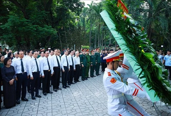 Thủ tướng Chính phủ Lê Minh Hưng dâng hoa, dâng hương tại tượng đài Cố Tổng Bí thư Trần Phú và Bia tưởng niệm các Anh hùng liệt sĩ tại Công viên Lê Thị Riêng. Ảnh: Dương Giang/TTXVN