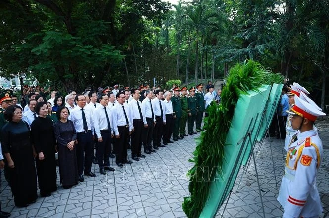 Thủ tướng Lê Minh Hưng dâng hoa, dâng hương tại tượng đài Cố Tổng Bí thư Trần Phú và Bia tưởng niệm các Anh hùng liệt sĩ tại Công viên Lê Thị Riêng. Ảnh: Dương Giang/TTXVN