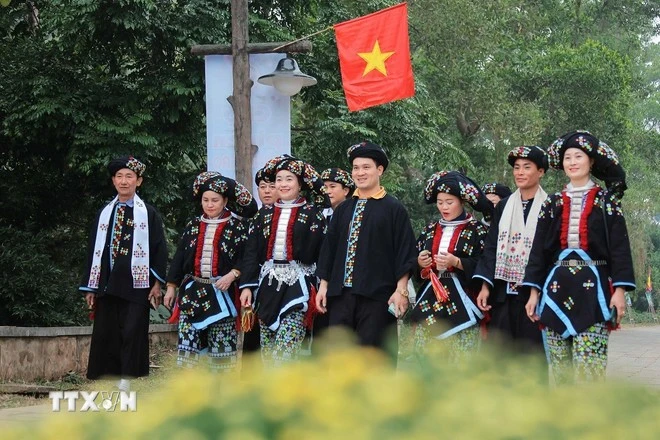 Đồng bào người Dao tỉnh Thanh Hóa với trang phục truyền thống xuống Phiên chợ vùng cao được tái hiện tại Làng Văn hóa - Du lịch các dân tộc Việt Nam.