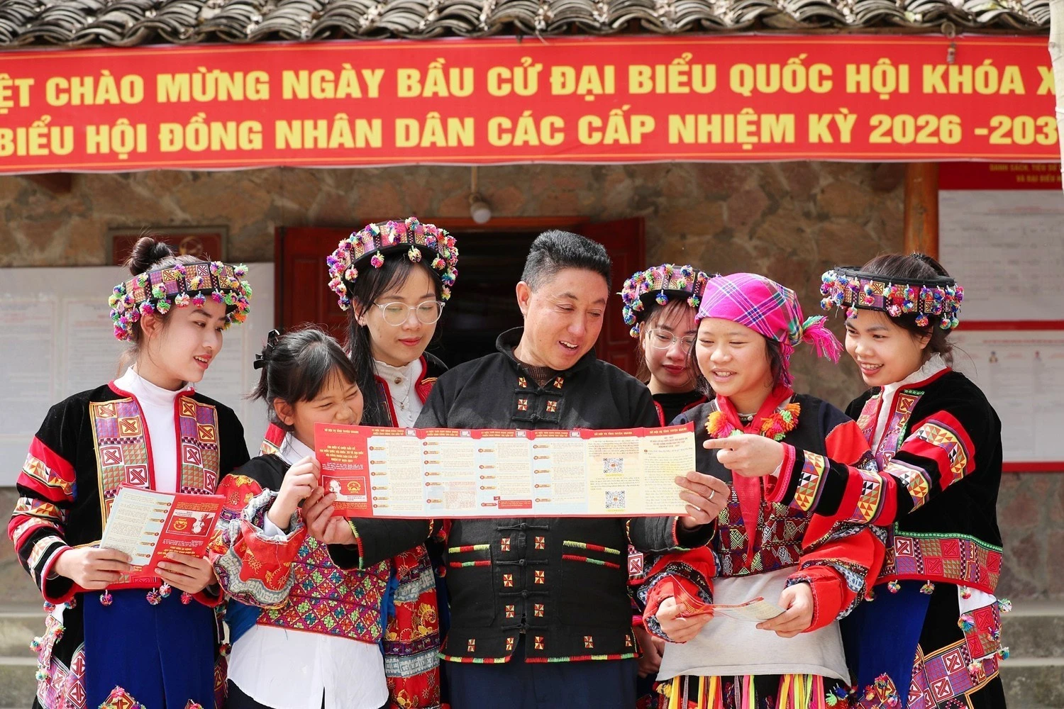 Cán bộ tuyên truyền về bầu cử cho các cử tri tại nhà văn hóa thôn Lô Lô Chải, xã Lũng Cú.