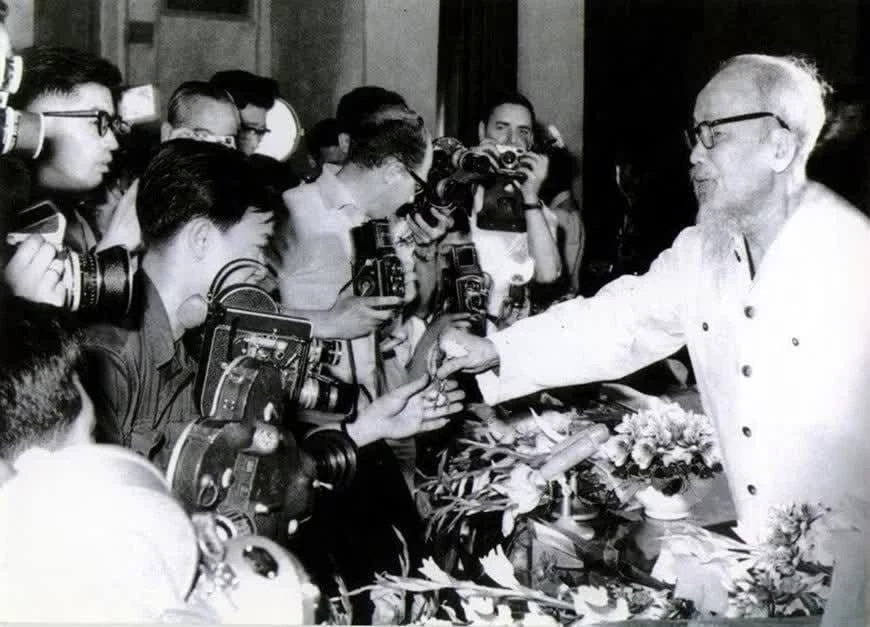 Chủ tịch Hồ Chí Minh gặp gỡ phóng viên các cơ quan báo chí trong và ngoài nước tại Thủ đô Hà Nội (5/1968). Ảnh tư liệu: TTXVN