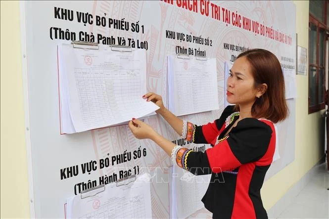 Đồng bào Raglai ở xã Bác Ái Tây (Khánh Hòa) theo dõi danh sách cử tri niêm yết công khai tại UBND xã.