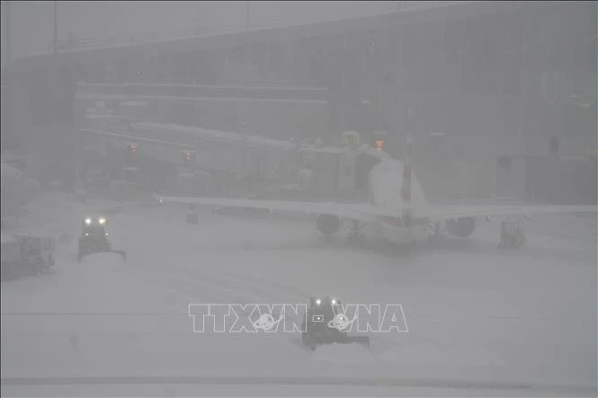 Xe dọn tuyết hoạt động tại sân bay LaGuardia ở New York (Mỹ) ngày 25/1/2026. Do ảnh hưởng của bão tuyết, hơn 19.000 chuyến bay đã bị hủy kể từ ngày 24/1. Các sân bay lớn tại Washington, Philadelphia và New York gần như đình trệ hoàn toàn.