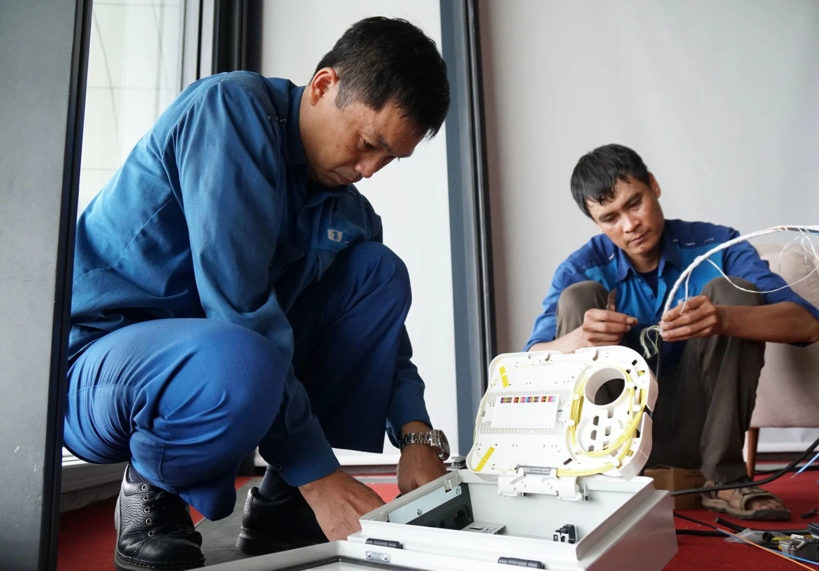 Lắp đặt internet băng rộng cố định.