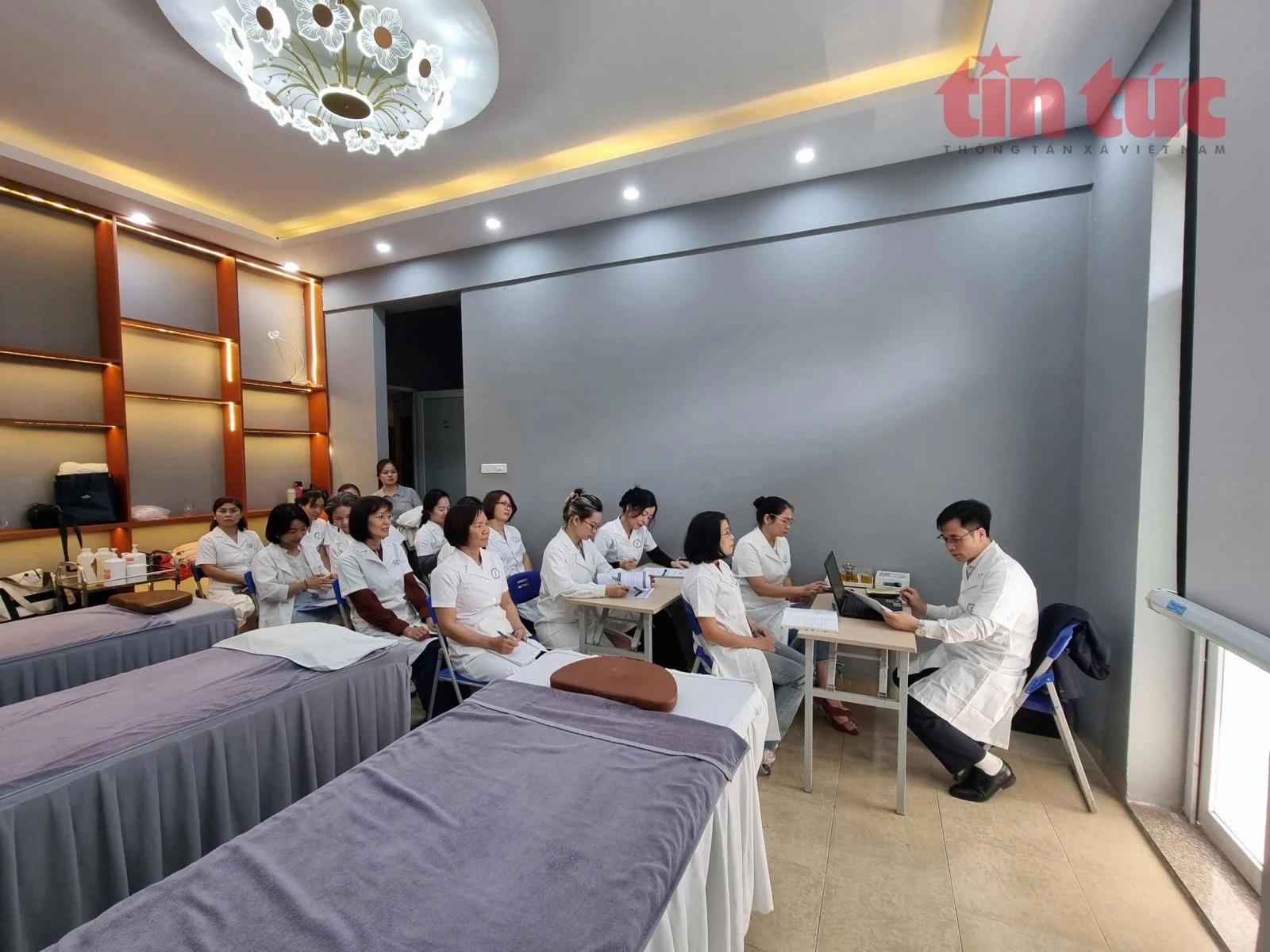 Lớp đào tạo nghề kỹ thuật xoa bóp bấm huyệt theo chính sách bảo hiểm thất nghiệp tại trường Trung cấp Y khoa Việt Nam.