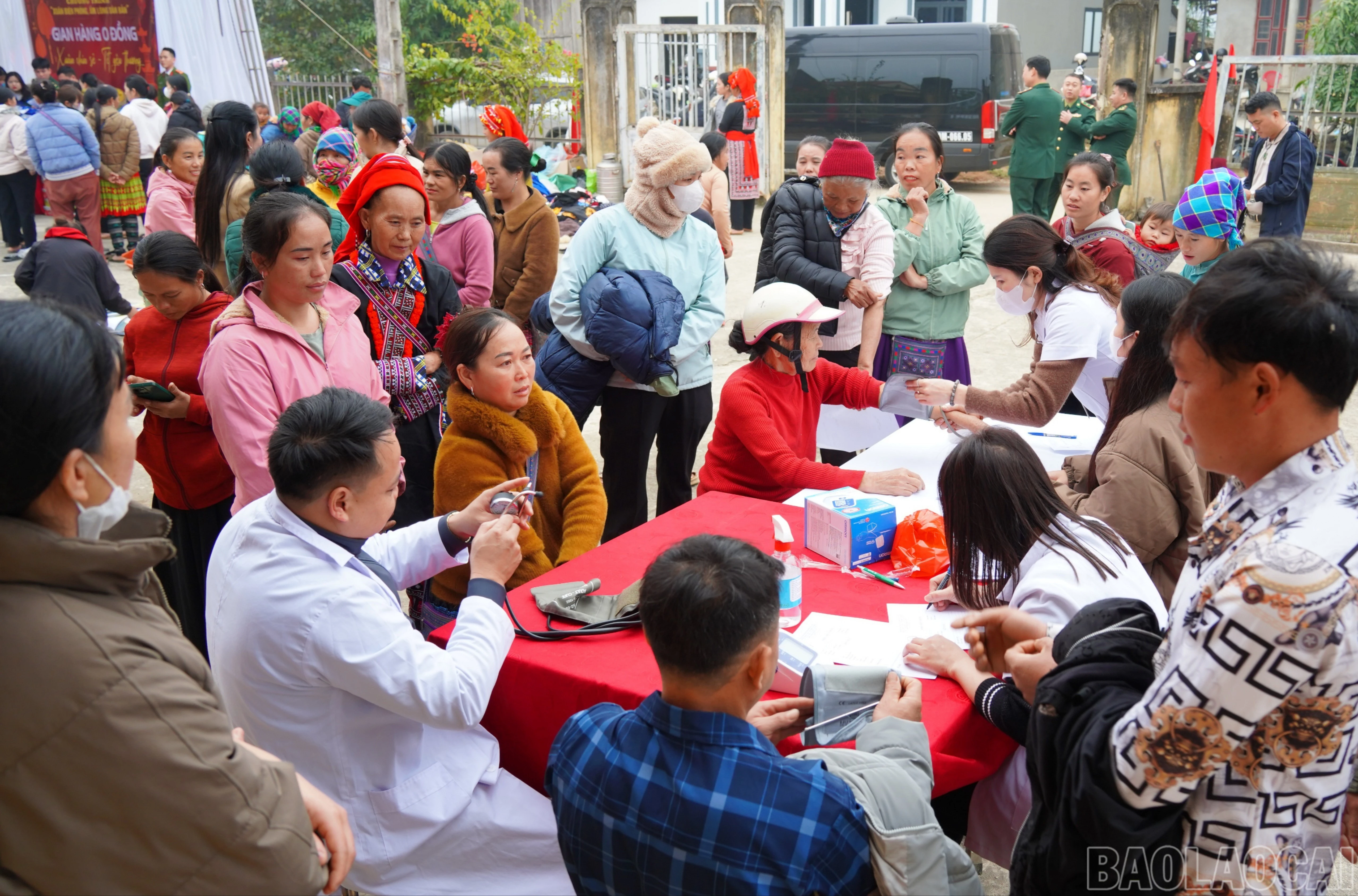 baolaocai-br_kham-benh-va-tu-van-suc-khoe-cho-nhan-dan-trong-chuong-trinh-hoat-dong-cua-xuan-bien-phong-am-long-dan-ban-tai-xa-ban-lau-3662.jpg