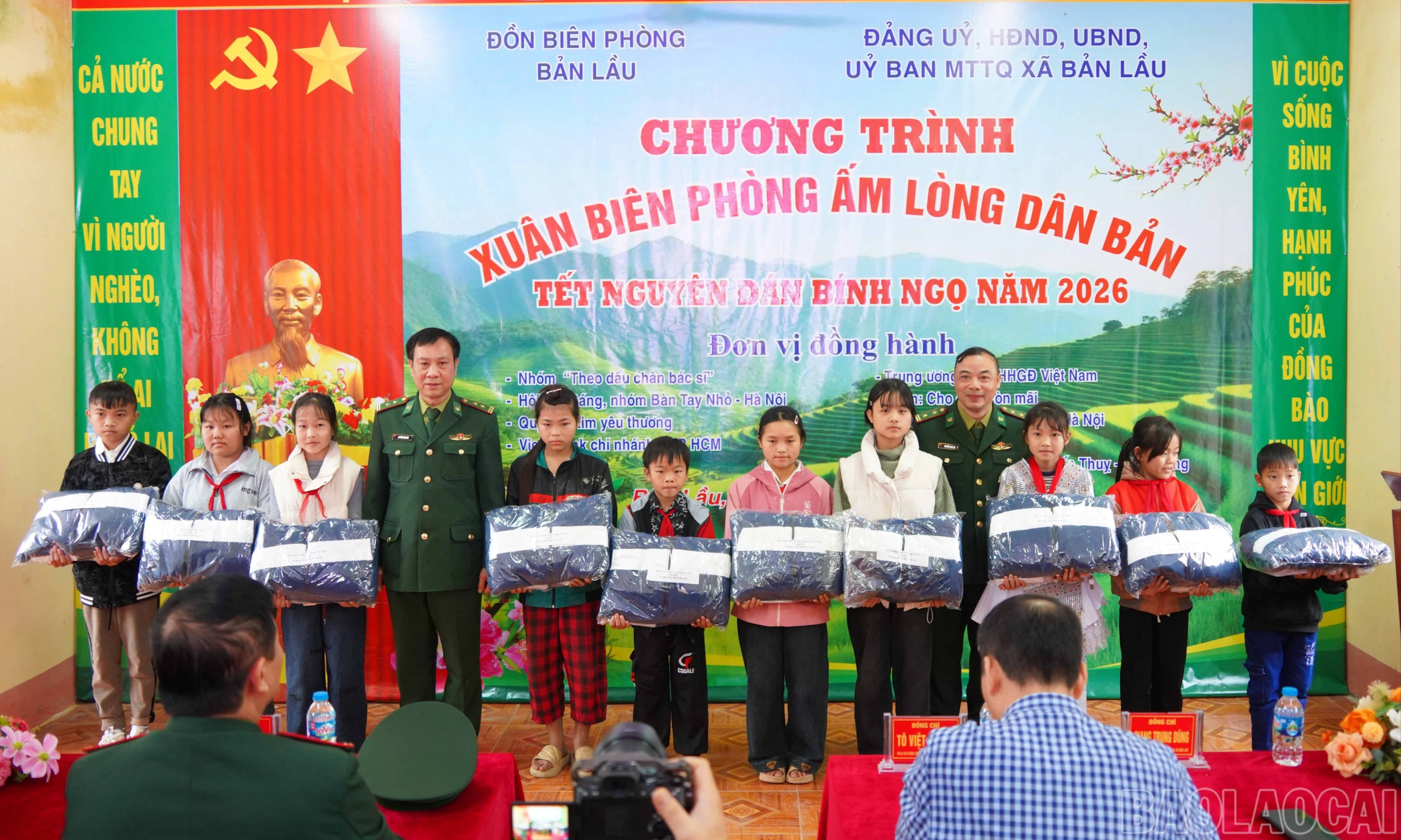 baolaocai-br_lanh-dao-don-bien-phong-ban-lau-trao-qua-cho-hoc-sinh-9287.jpg
