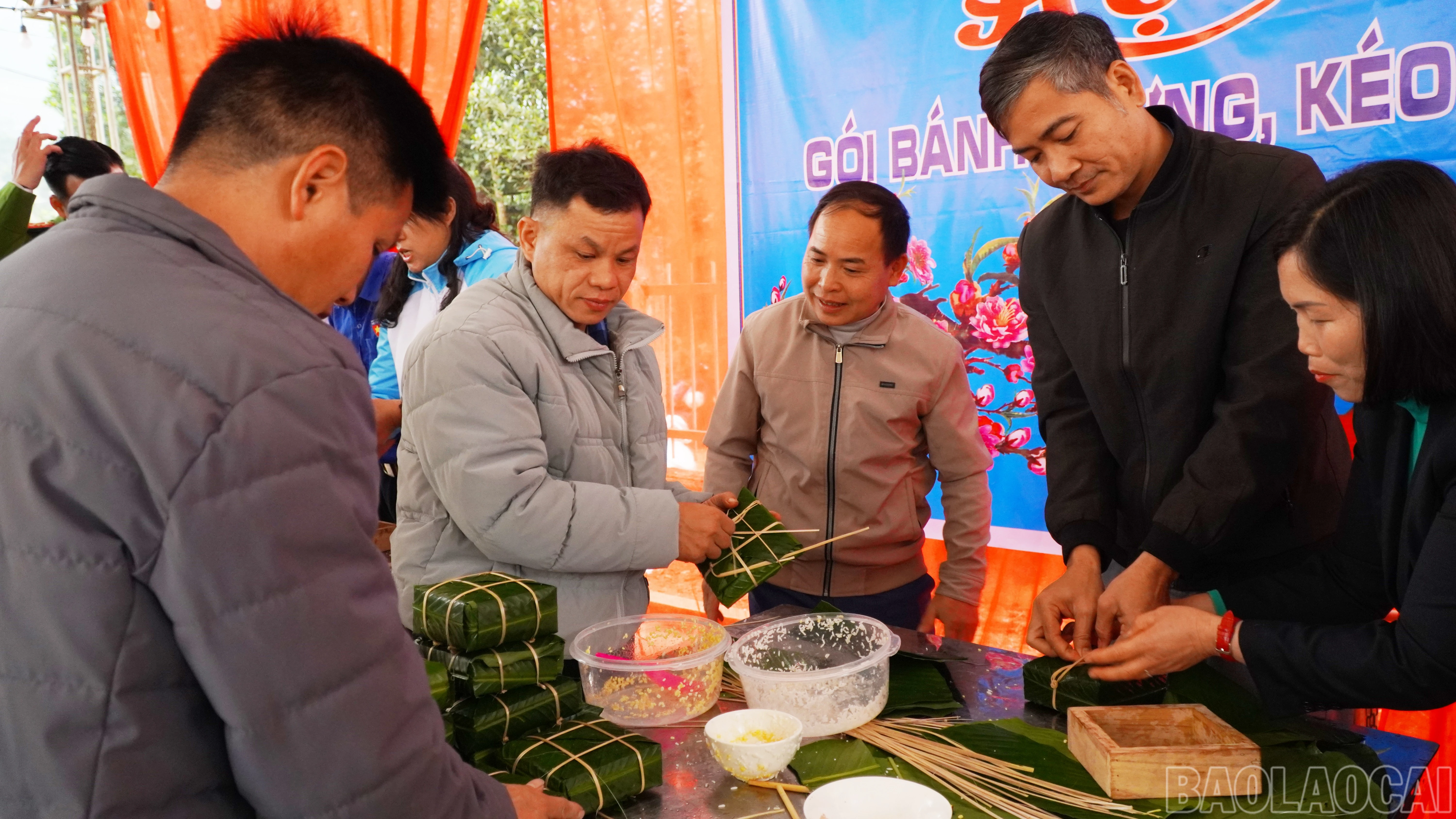 baolaocai-br_cac-doi-thi-goi-banh-chung.jpg