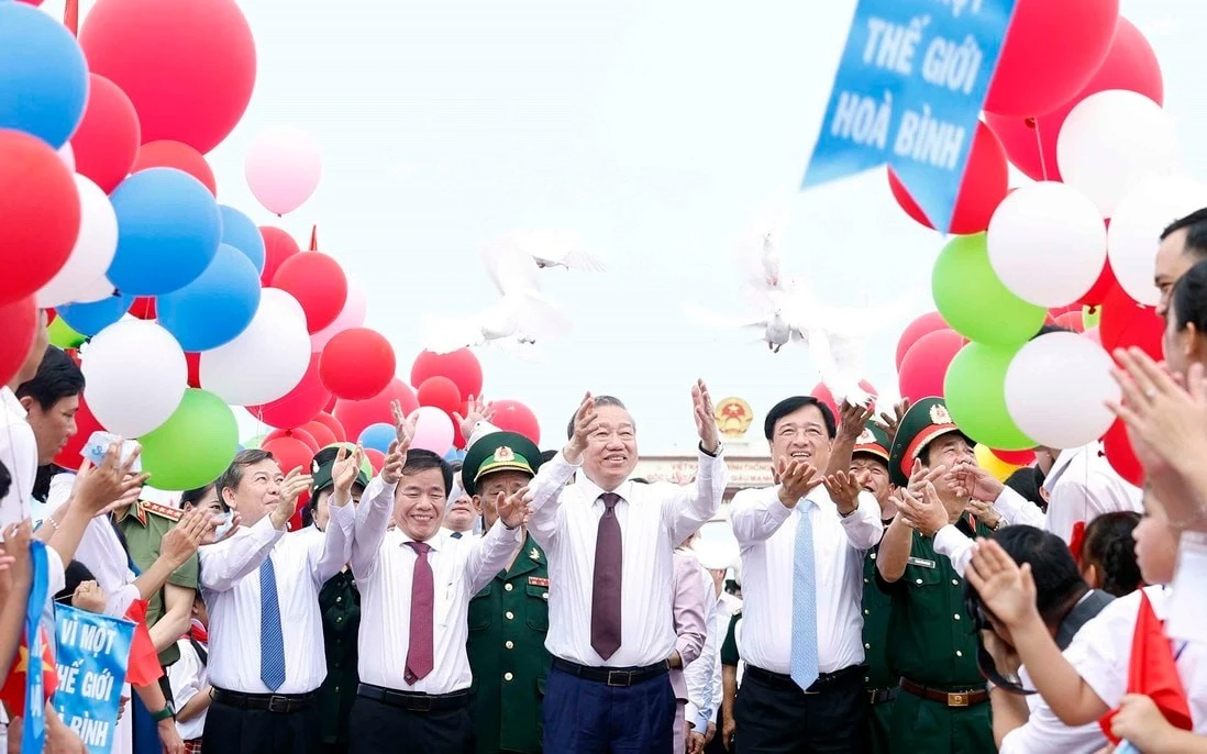 Tổng Bí thư, Chủ tịch nước Tô Lâm cùng các đại biểu thả chim bồ câu trong Lễ Thượng cờ "Thống nhất non sông" năm 2026 tại Kỳ đài Tổ quốc ở Khu di tích Quốc gia đặc biệt Đôi bờ Hiền Lương - Bến Hải, tỉnh Quảng Trị, sáng 29/4.