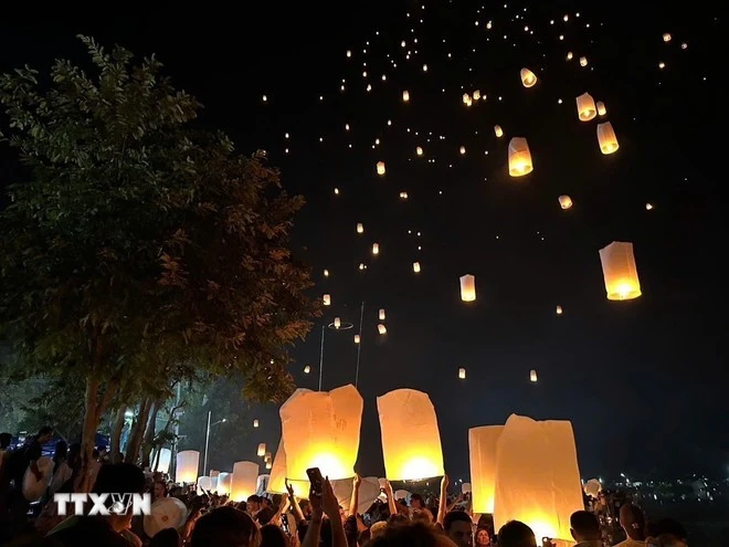 Những chiếc đèn trời mang lại hình ảnh lung linh, huyền ảo về đêm.