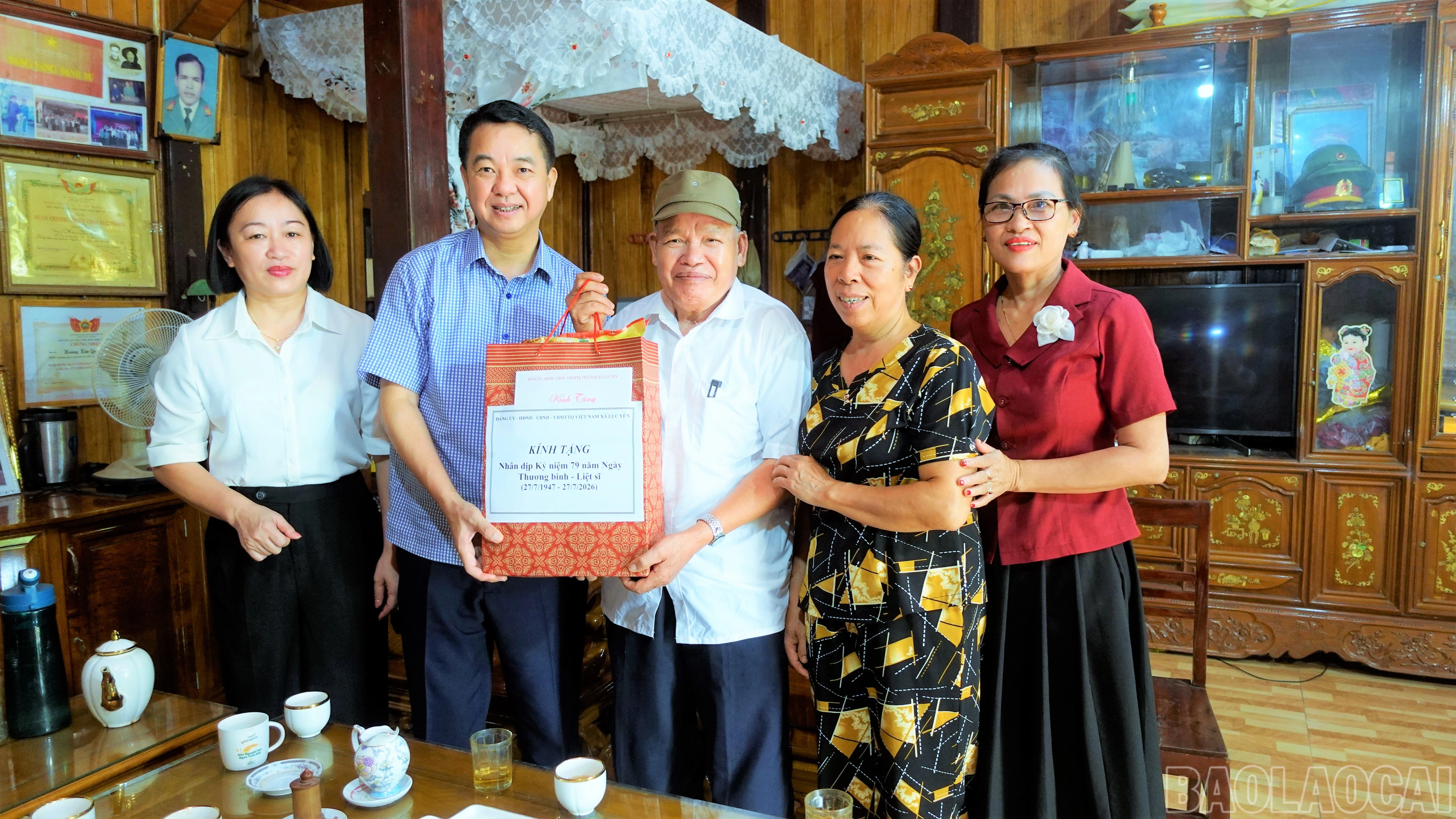 baolaocai-br_dong-chi-dinh-khac-yen-bi-thu-dang-uy-xa-luc-yen-trao-qua-cho-ong-hoang-kim-que-nguoi-hdkc-bi-nhiem-chat-doc-hoa-hoc-tai-thon-7.jpg