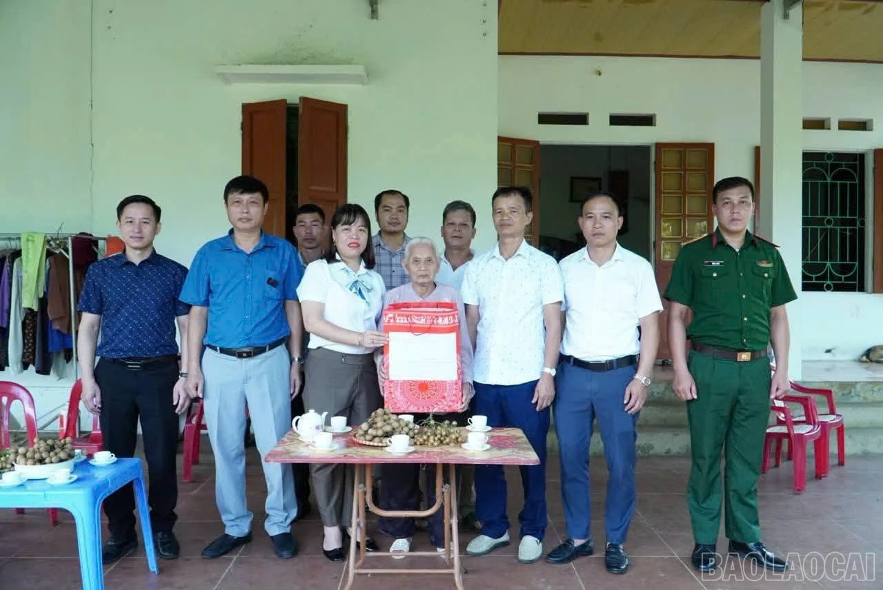 baolaocai-br_lanh-dao-phuong-trung-tam-an-can-tham-hoi-dong-vien-cac-thuong-binh-benh-binh-than-nhan-liet-si-va-nguoi-co-cong-3.jpg