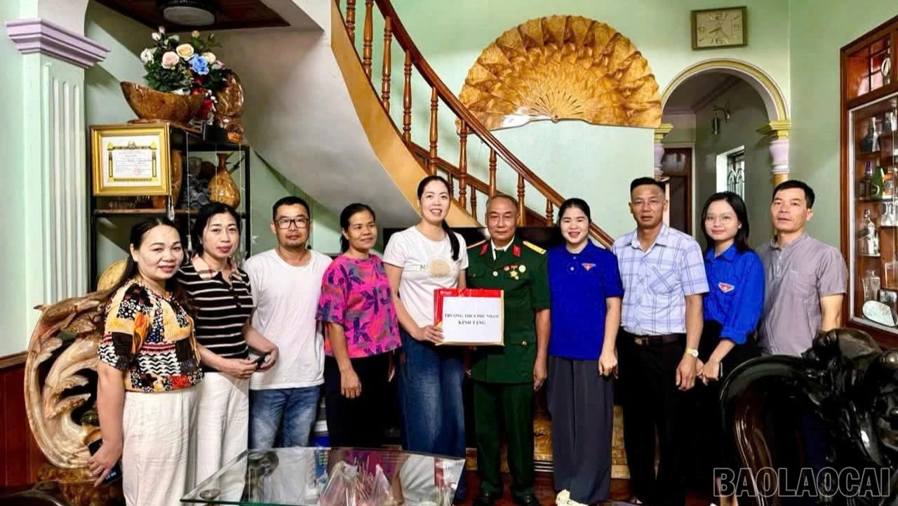 baolaocai-br_can-bo-giao-vien-truong-thcs-phu-nham-tham-tang-qua-gia-dinh-me-liet-si-va-gia-dinh-co-than-nhan-la-thuong-binh-5659.jpg