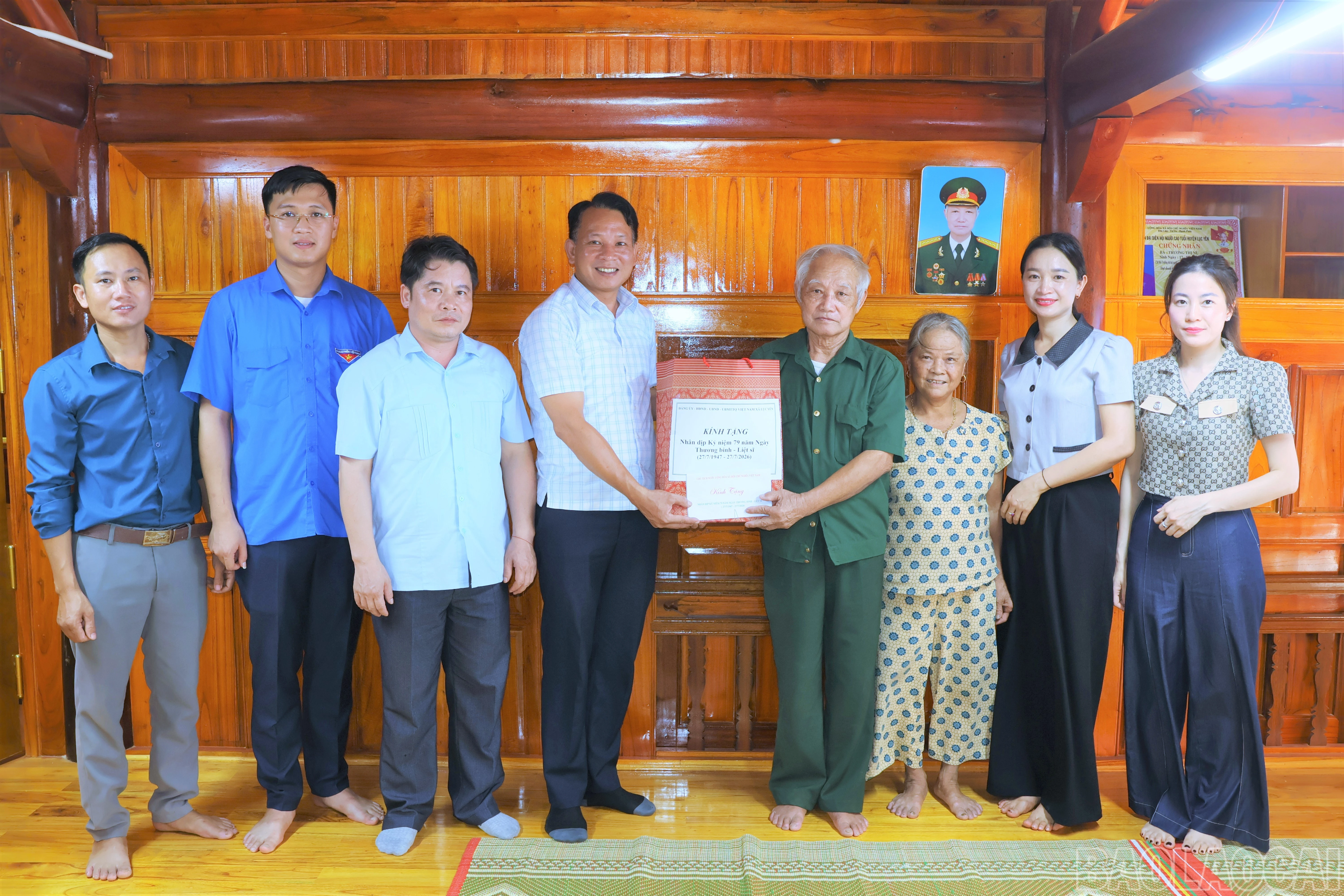 baolaocai-br_dong-chi-pho-bi-thu-thuong-truc-dang-uy-xa-nguyen-duy-hieu-trao-qua-cho-ong-be-van-tuat-thuong-binh-thon-xuan-yen.jpg