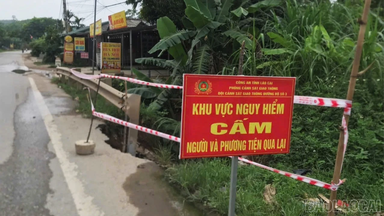 baolaocai-br_br-co-quan-chuc-nang-canh-bao-vi-tri-ngap-ung-tren-tuyen-quoc-lo-32c-gan-cong-khu-cong-nghiep-minh-quan-anh-thanh-nghi-7.jpg