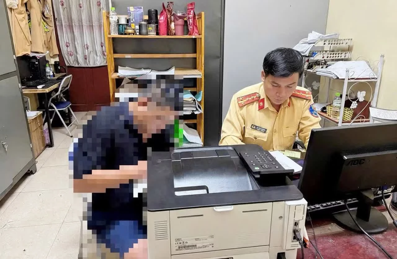 Cảnh sát giao thông tỉnh Bắc Ninh làm việc với ông Hứa V.A.