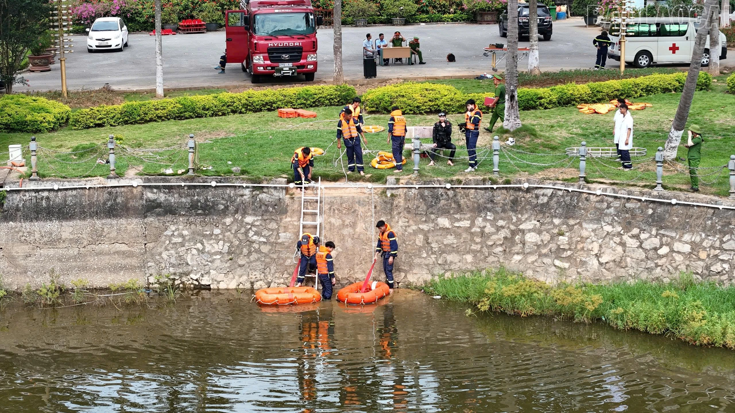 baolaocai-tr_anh-4-luc-luong-chuc-nang-dua-nan-nhan-len-bo-1.jpg