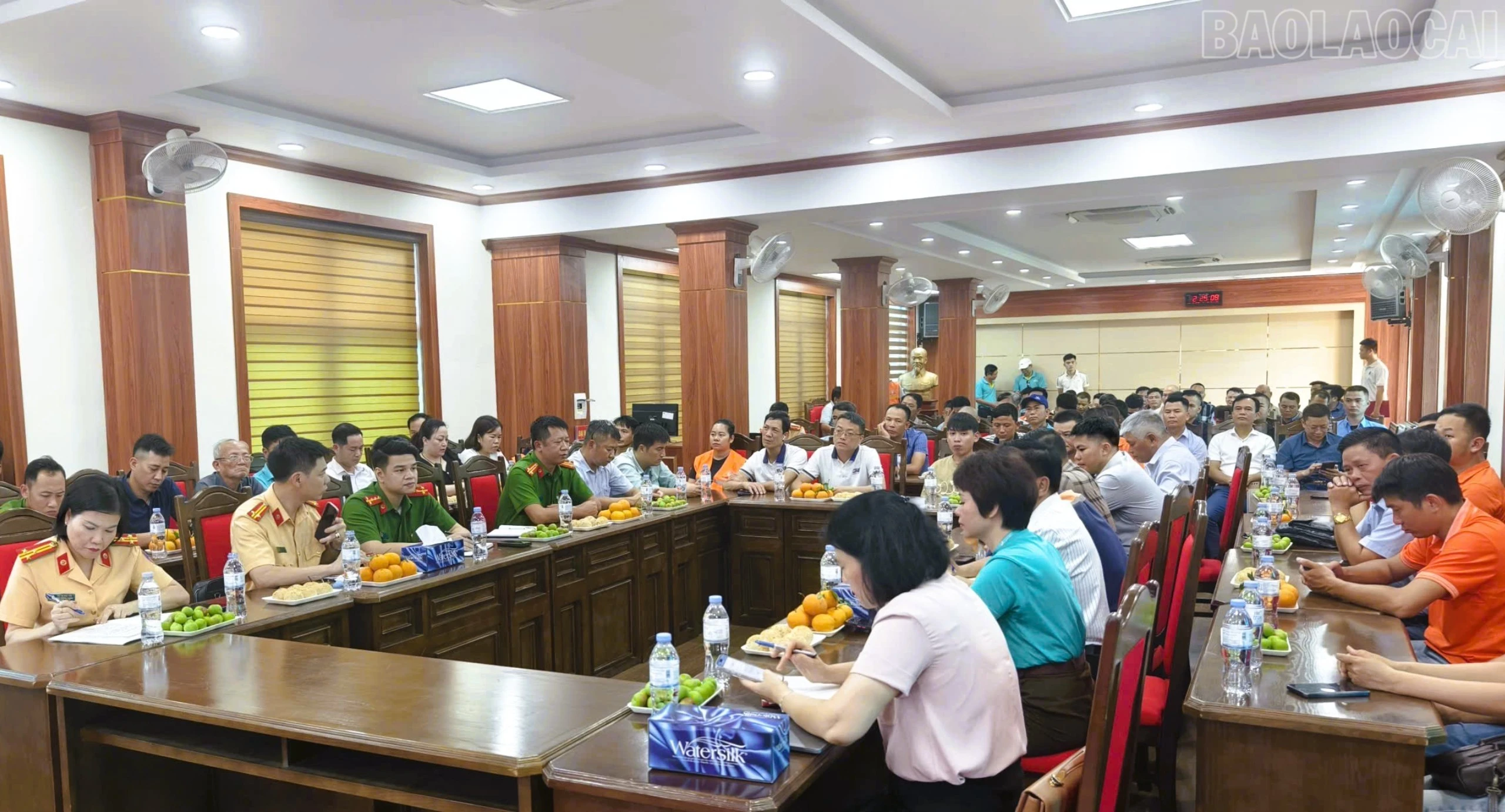 baolaocai-tr_anh-2-hon-100-dai-bieu-tha-du-chuong-trinh-5342.jpg