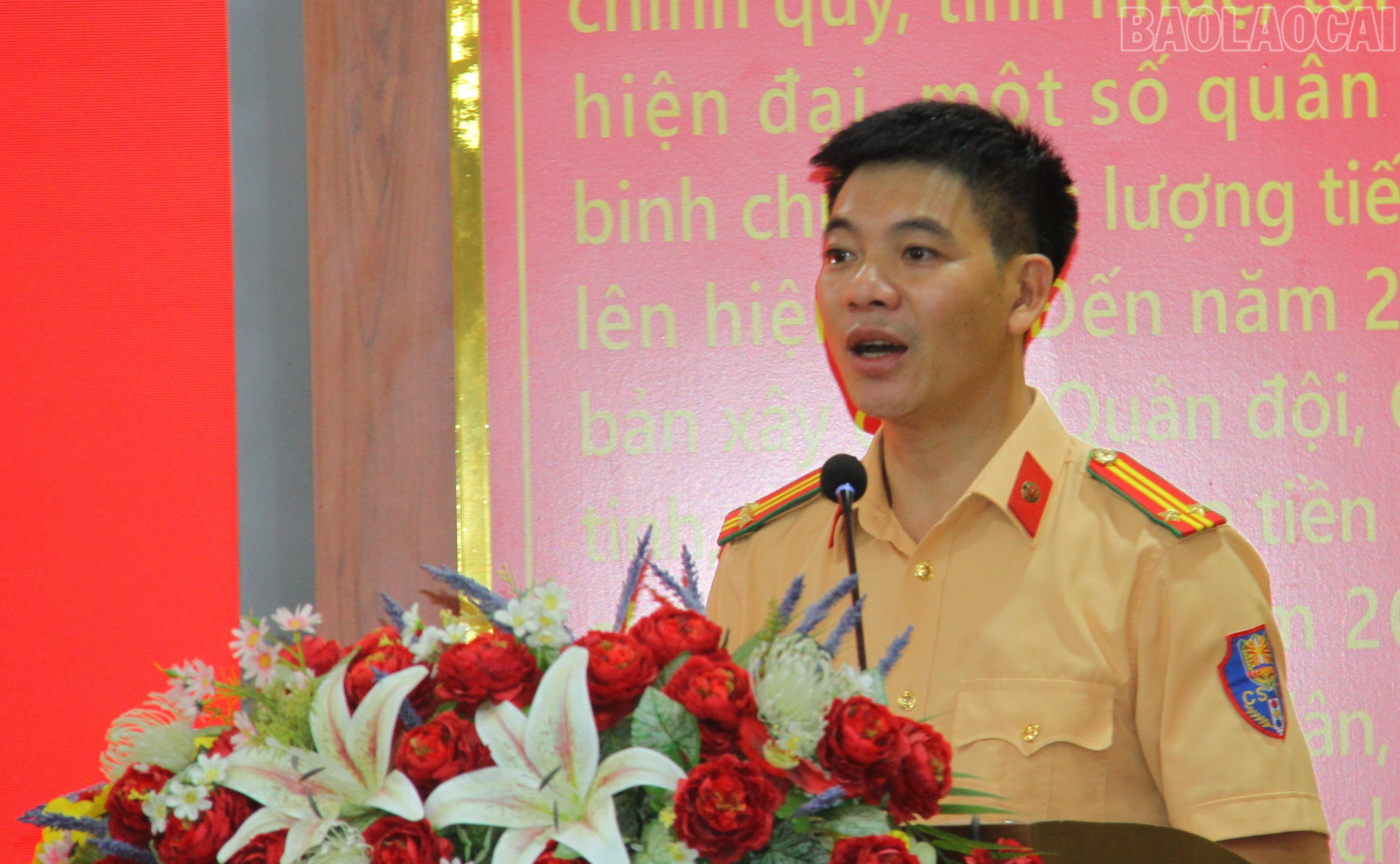 baolaocai-tr_anh-2-lanh-dao-doi-csgt-tuyen-truyen-trao-doi-ve-kien-thuc-ve-atgt-2098.jpg
