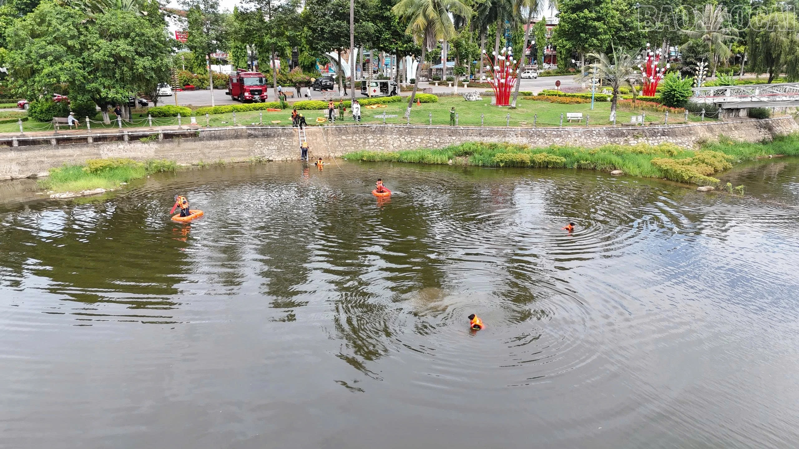 baolaocai-tr_anh-2-no-luc-khoanh-vung-tim-kiem-nan-nhan-nhanh-nhat-1.jpg