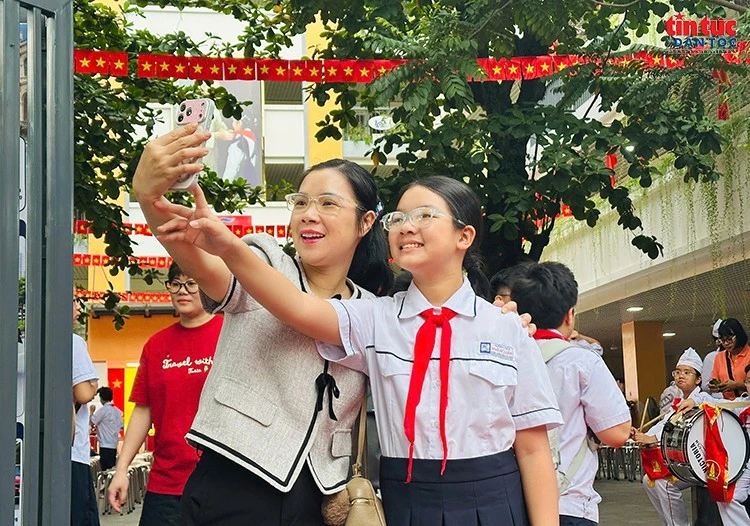 Phụ huynh lưu lại khoảnh khắc đáng nhớ cùng con trong ngày tựu trường, góp thêm sắc màu ấm áp cho ngày khai giảng năm học mới.