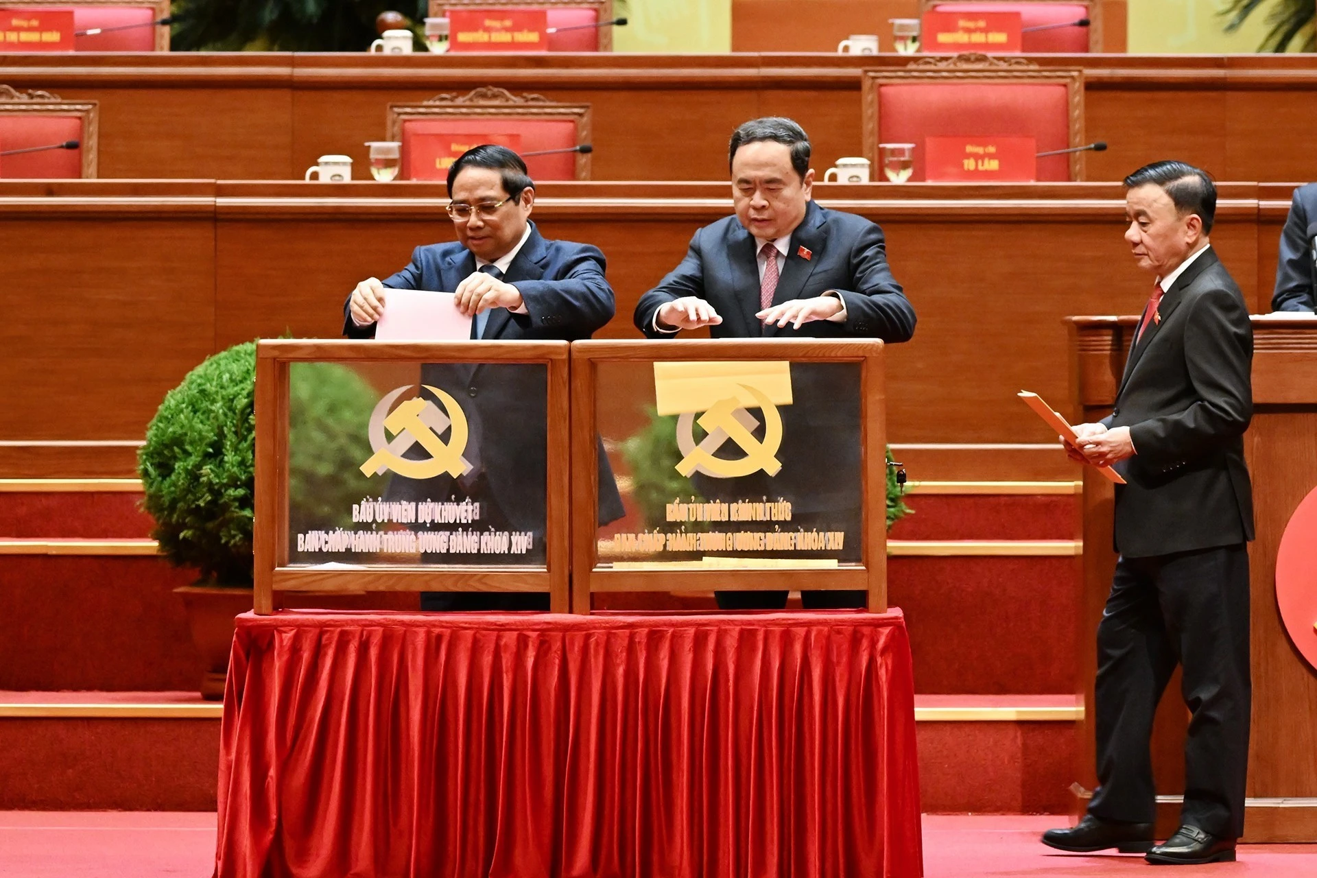 Thủ tướng Phạm Minh Chính, Chủ tịch Quốc hội Trần Thanh Mẫn, Thường trực Ban Bí thư Trần Cẩm Tú bỏ phiếu bầu Ban Chấp hành Trung ương khóa XIV.