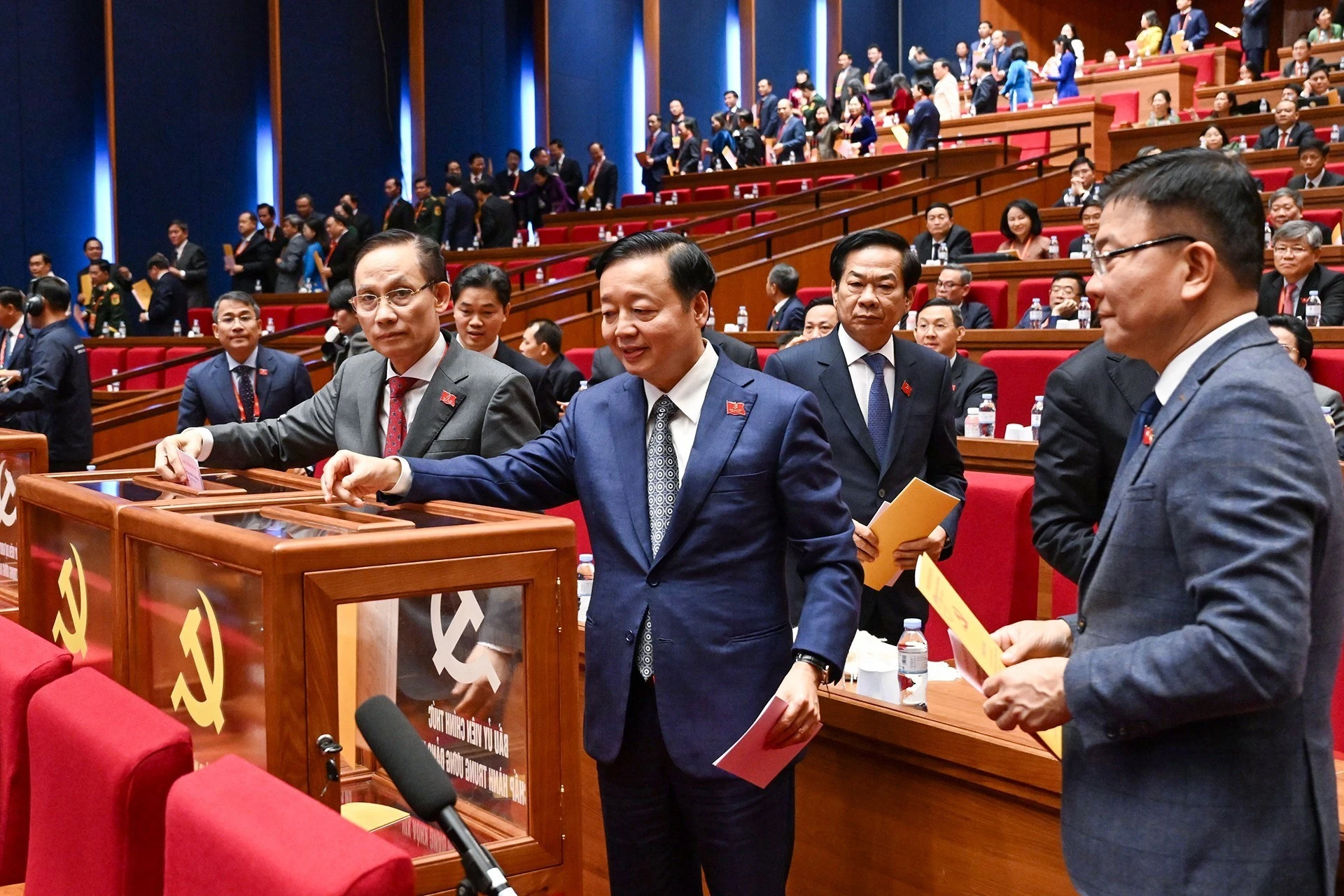 Các đại biểu bỏ phiếu bầu Ban Chấp hành Trung ương khóa XIV.