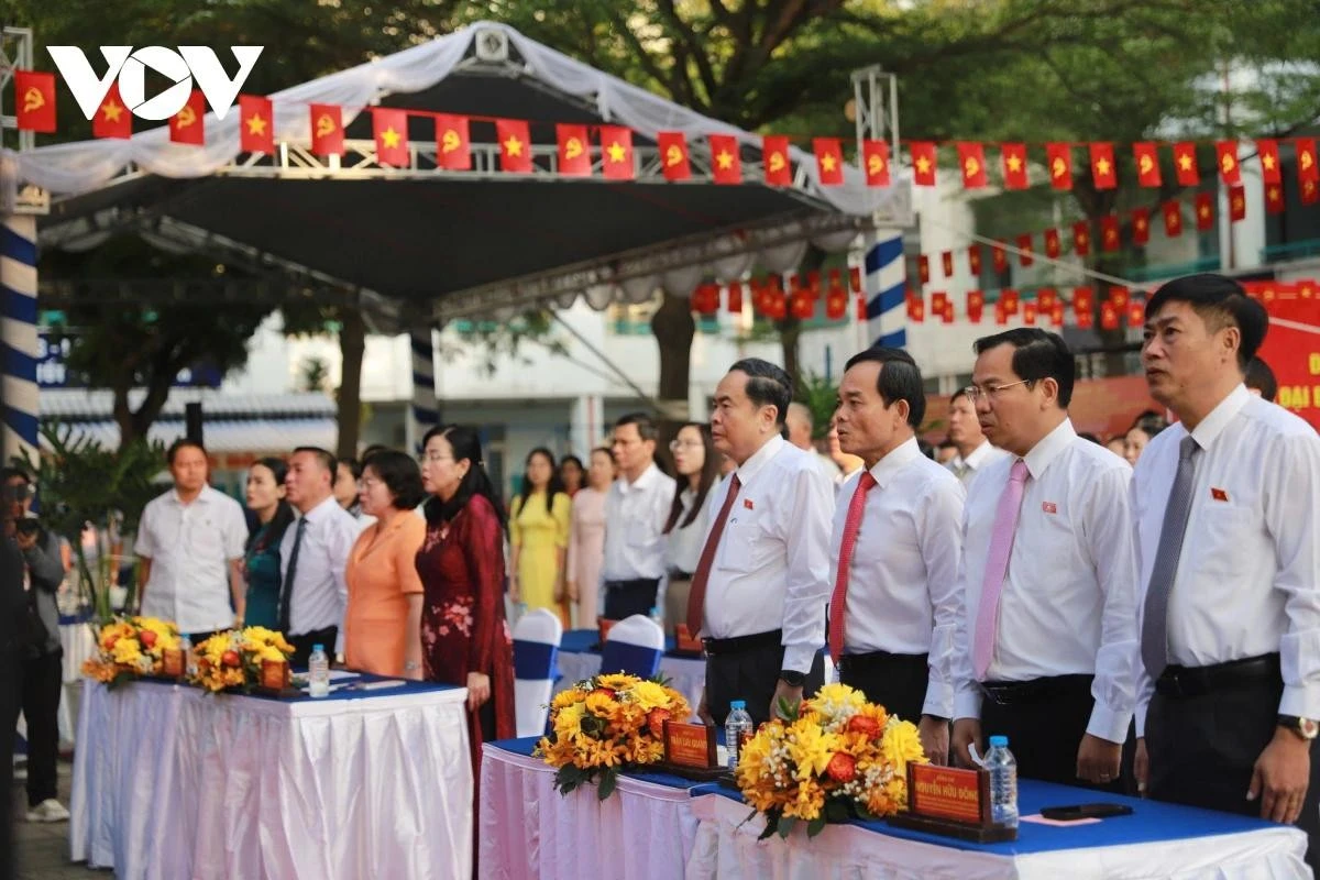 Từ sáng sớm, khu vực bỏ phiếu đã được chuẩn bị chu đáo. Băng rôn, khẩu hiệu được trang trí xung quanh. Tại các bàn ghi phiếu, tiểu sử của những người ứng cử Đại biểu Quốc hội khoá XVI, đại biểu HĐND các cấp nhiệm kỳ 2026 - 2031 được dán ngay trước mắt, nhằm giúp cử tri nghiên cứu kỹ lưỡng hơn trước khi quyết định lựa chọn người đại diện cho ý chí và nguyện vọng của mình.