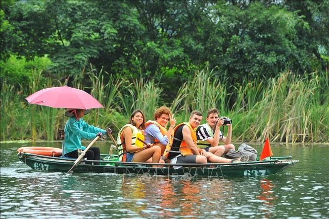 Du khách tham quan khu du lịch Tràng An.