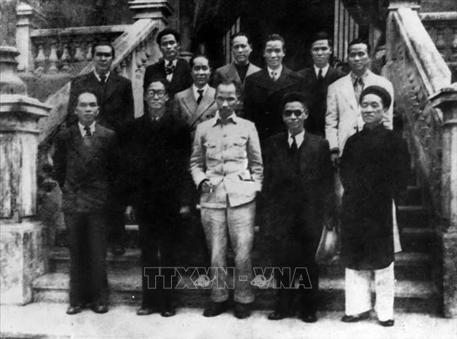Chủ tịch Hồ Chí Minh và các thành viên Hội đồng Chính phủ lâm thời nước Việt Nam Dân chủ Cộng hòa ra mắt sau phiên họp đầu tiên, sáng 3/9/1945. Ảnh: TTXVN