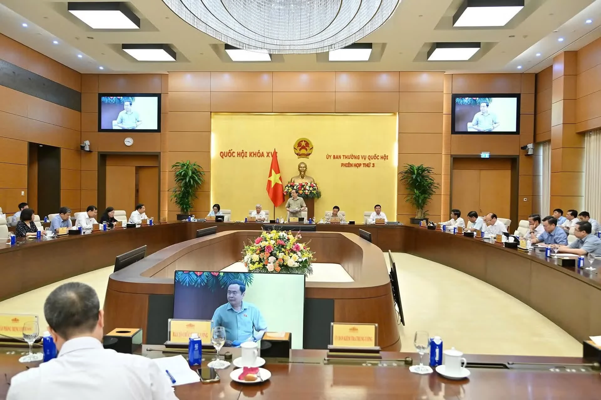Quang cảnh phiên họp.
