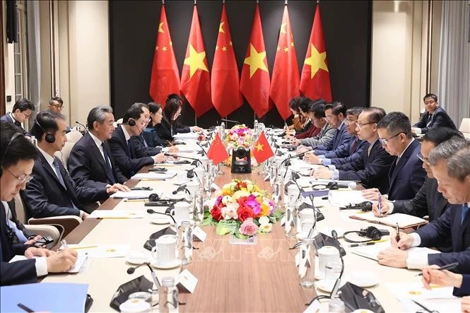 Bộ trưởng Bộ Ngoại giao Lê Hoài Trung trao đổi chiến lược với Bộ trưởng Bộ Ngoại giao Trung Quốc Vương Nghị.